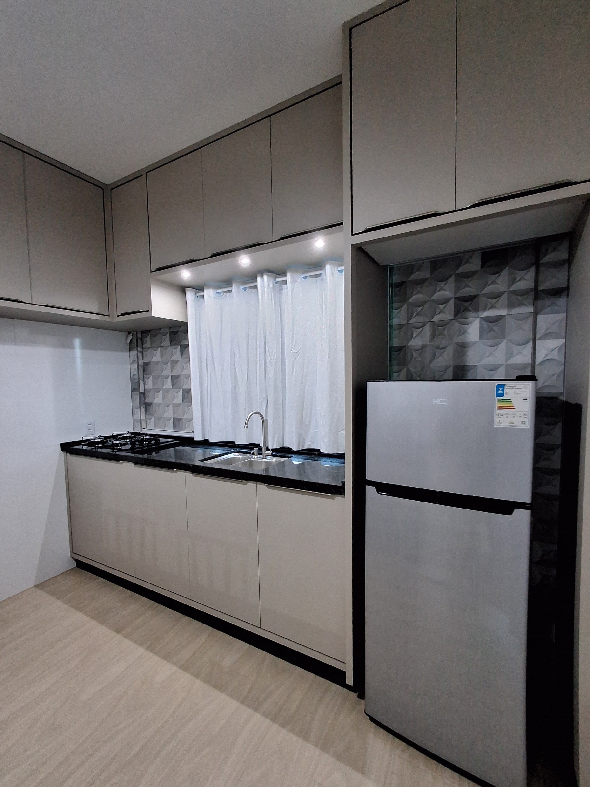 Geladeira, cooktop, cafeteira/chaleira, chaleira elétrica