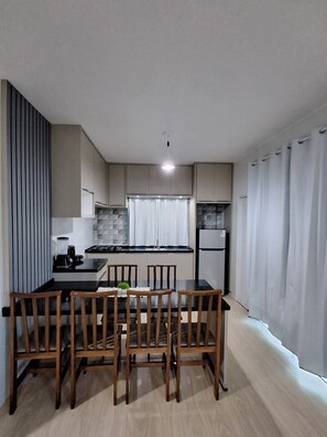 Geladeira, cooktop, cafeteira/chaleira, chaleira elétrica