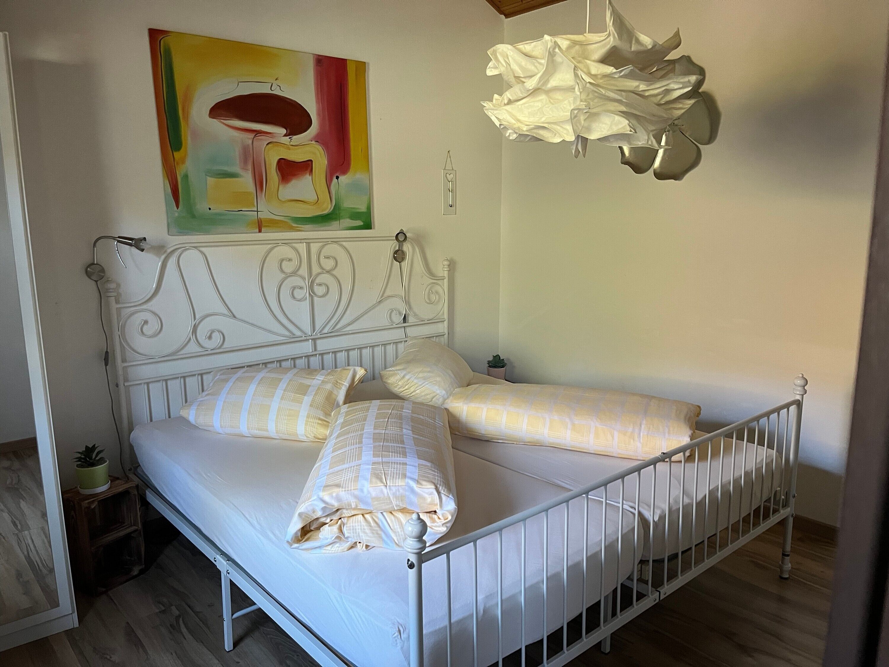 Planxa i posts de planxar, wifi i roba de llit 