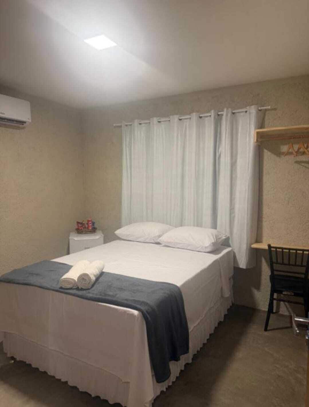 Skrivebord, skrivebord for bærbar PC og wi-fi (inkludert)