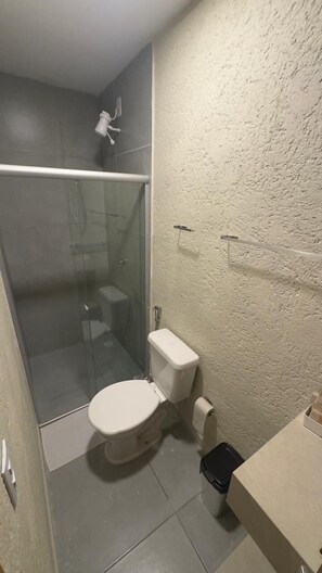 Douche, serviettes fournies, savon, shampoing