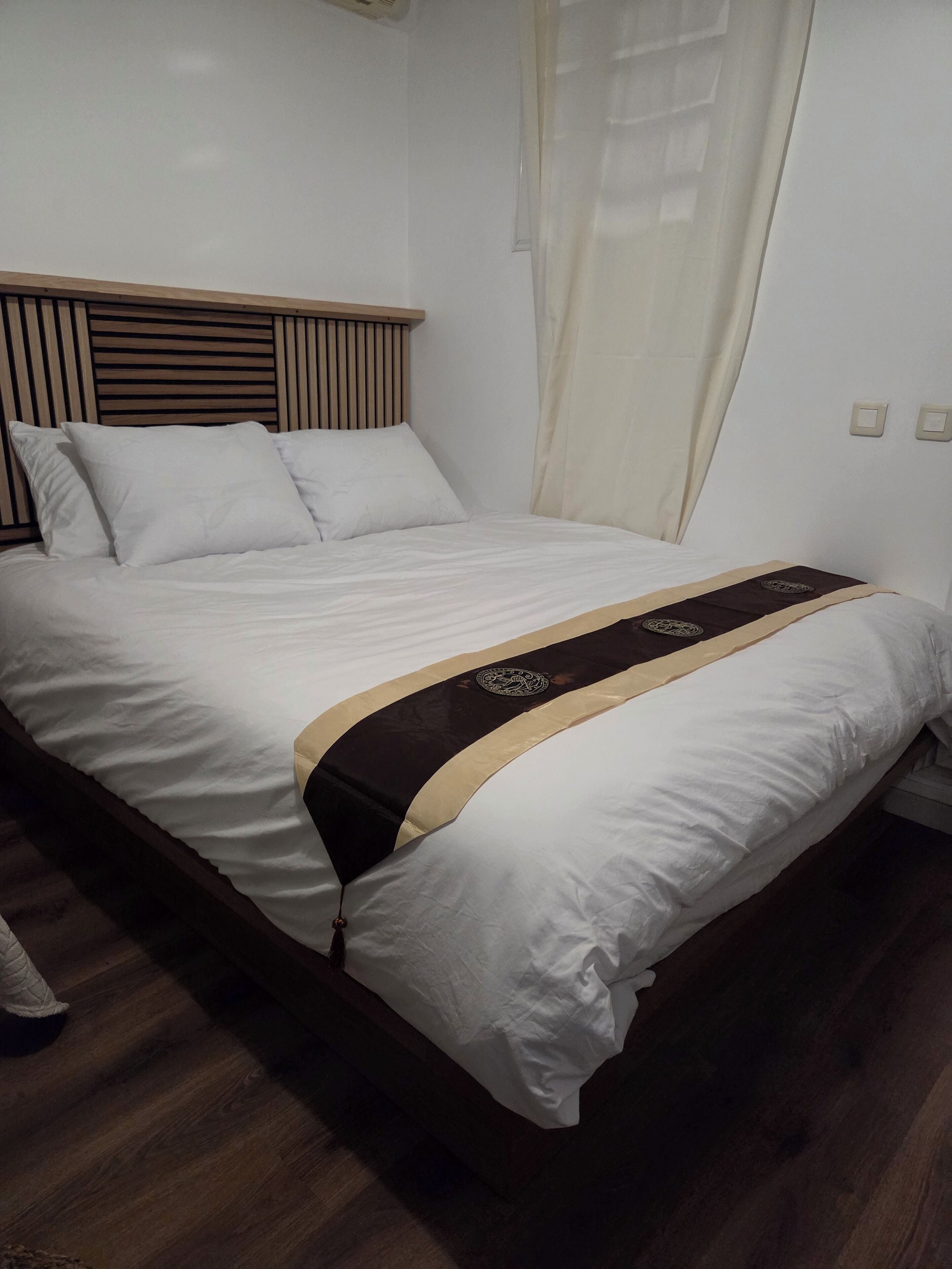 Tabla de planchar con plancha, acceso a internet y ropa de cama 