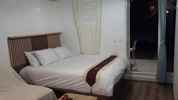 Tabla de planchar con plancha, acceso a internet y ropa de cama