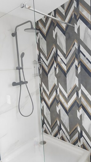Shower, towels - Apartment 'Neue Wunderschöne' with Shared Terrace and Wi-Fi (Rockenhausen)