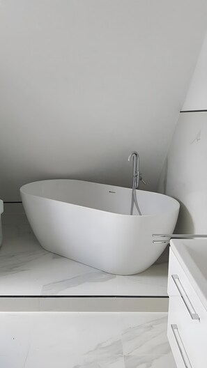 Shower, towels - Apartment 'Neue Wunderschöne' with Shared Terrace and Wi-Fi (Rockenhausen)