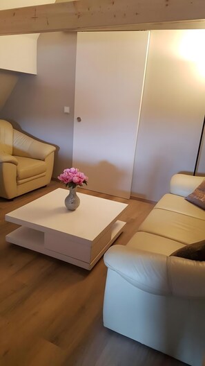 TV - Apartment 'Neue Wunderschöne' with Shared Terrace and Wi-Fi (Rockenhausen)
