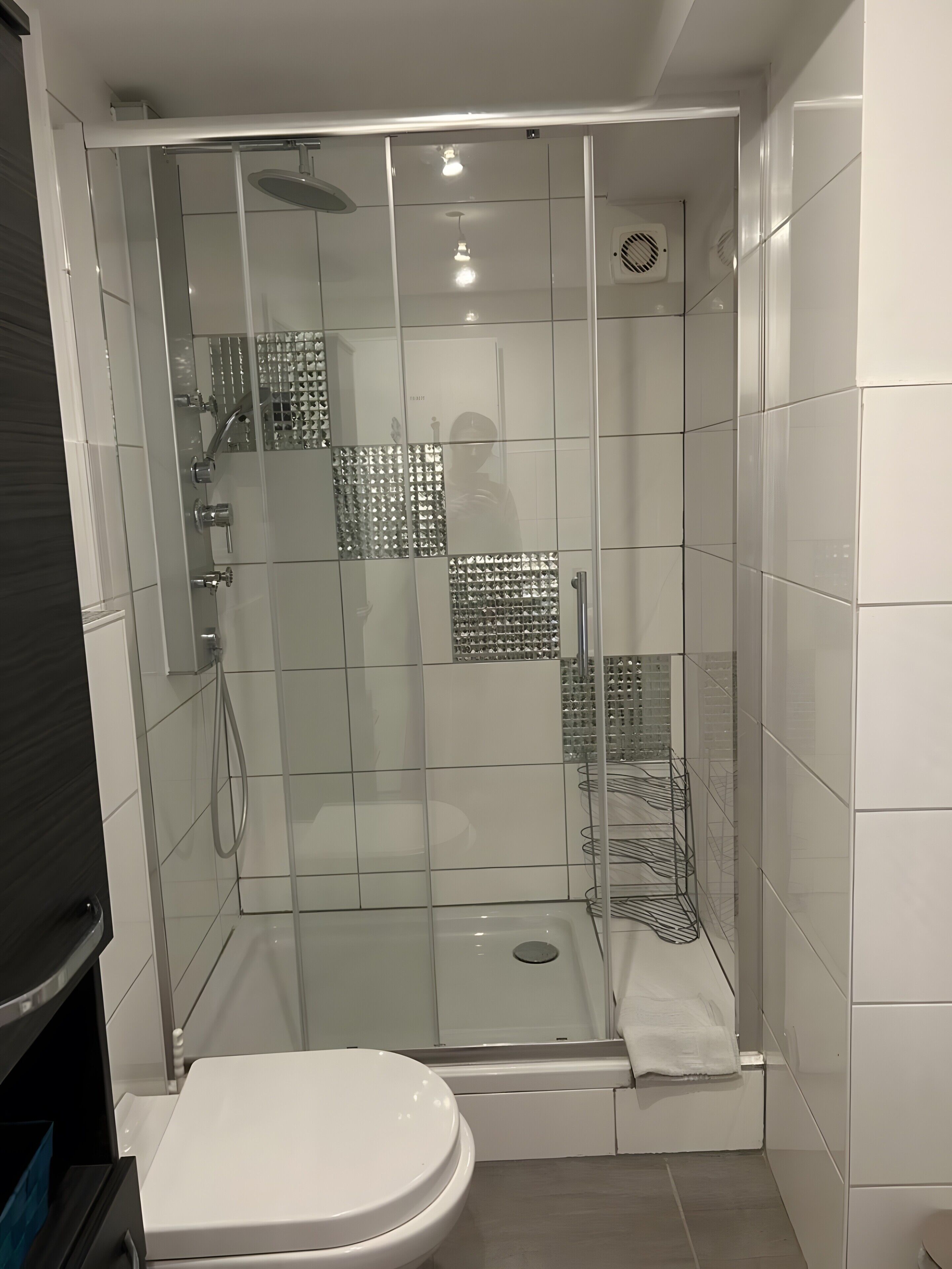 Dusche, Handtücher, Toilettenpapier