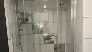 Dusche, Handtücher, Toilettenpapier