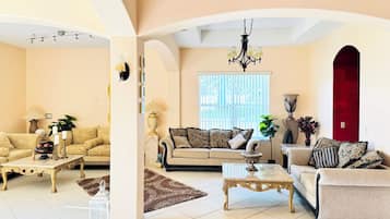 House, 5 Bedrooms | Living area