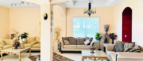 House, 5 Bedrooms | Living area