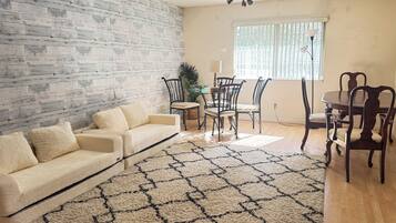 House, 5 Bedrooms | Living area