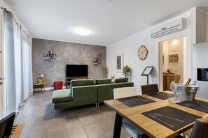 Dining - Bellavista Luxury Home Apartment with Private Pool, Wi-Fi, and Air Conditioning (Peschiera del Garda)