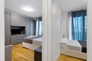 2 bedrooms, iron/ironing board, WiFi, bed sheets - Bellavista Luxury Home Apartment with Private Pool, Wi-Fi, and Air Conditioning (Peschiera del Garda)