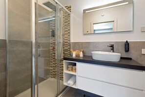 Dusche, kostenlose Toilettenartikel, Haartrockner, Handtücher
