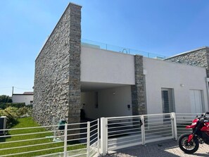 Exterior - Peschiera Luxury House Apartment with Private Pool, Wi-Fi, and Air Conditioning (Peschiera del Garda)