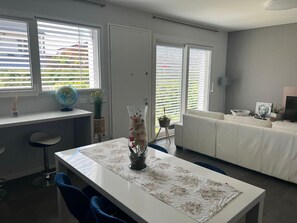 Interior - Peschiera Luxury House Apartment with Private Pool, Wi-Fi, and Air Conditioning (Peschiera del Garda)