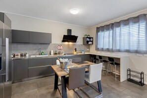 Frigorifero, microonde, forno, piano cottura