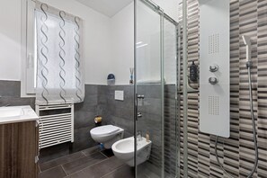 Shower, free toiletries, hair dryer, towels - Bellavista Luxury Home Apartment with Private Pool, Wi-Fi, and Air Conditioning (Peschiera del Garda)