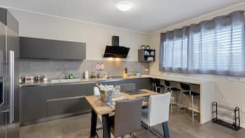 Frigorifero, microonde, forno, piano cottura