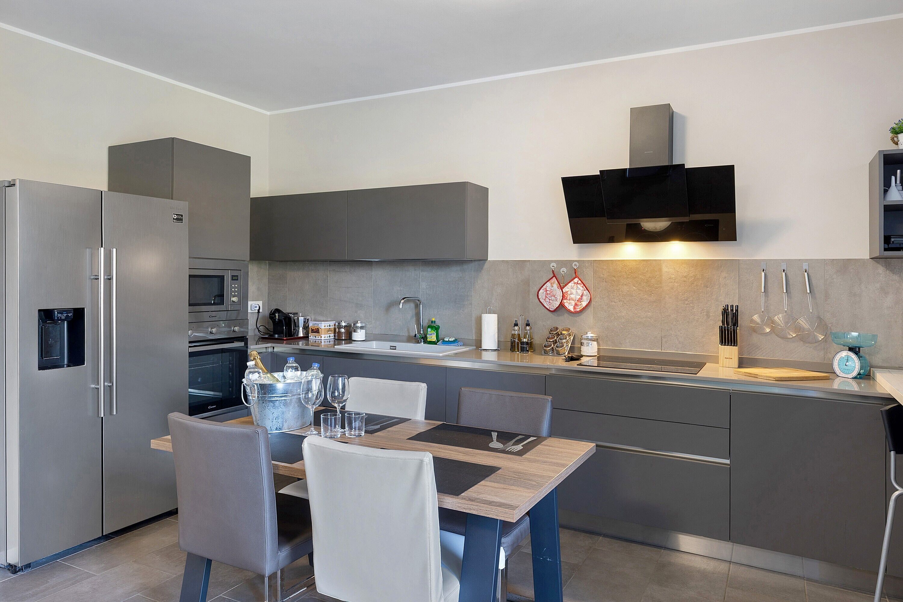 雪櫃、微波爐、焗爐、爐具