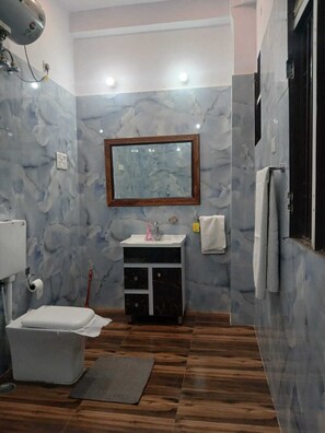 Toallas, jabón, papel de baño 