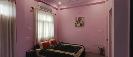 Tabla de planchar con plancha, wifi, ropa de cama