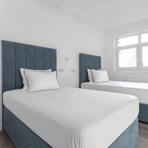 Standard Twin Room | Free WiFi - Savoy 5 (Ayr)