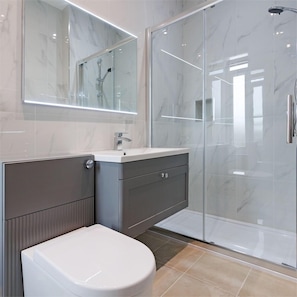 Shower, hair dryer, towels, soap - Savoy 5 (Ayr)