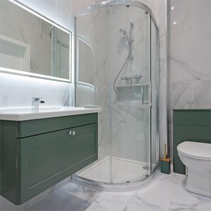 Shower, hair dryer, towels, soap - Savoy 5 (Ayr)