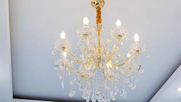 Un candelabro con múltiples brazos y adornos de cristal.