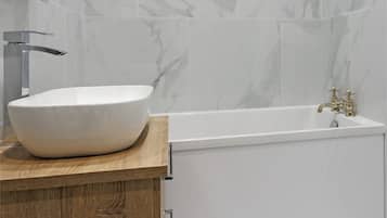 Luxury-Doppelzimmer | Badezimmer | Dusche, Haartrockner, Handtücher, Seife