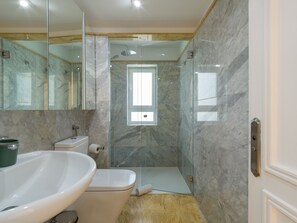 Douche, sèche-cheveux, serviettes fournies, papier toilette