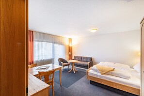 WiFi, bed sheets - Apartment 'Zimmer 9' with Wi-Fi (Bad Soden-Salmünster)