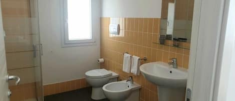 Douche, sĂšche-cheveux, bidet, serviettes fournies