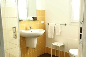 Shower, hair dryer, bidet, towels - Hotel Grel - Modern Comfort with a View of the Iblei Mountains x5 (Chiaramonte Gulfi)
