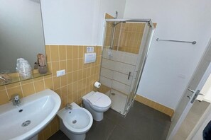 Shower, hair dryer, bidet, towels - Hotel Grel - Modern Comfort with a View of the Iblei Mountains x5 (Chiaramonte Gulfi)