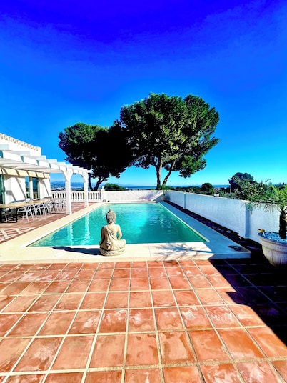 VILLA MAGOS, 11-Bedrooms, sleeps up to 30, celebration or relax