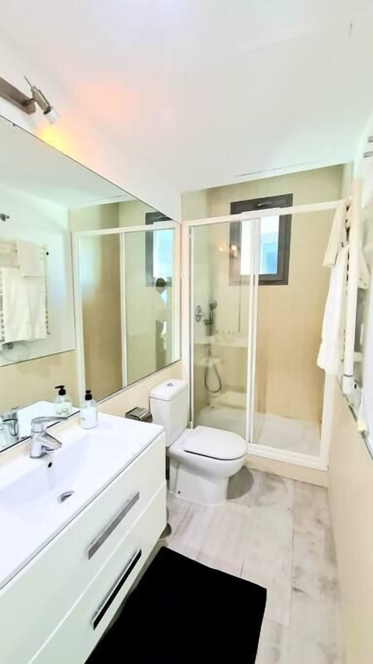 Apartament Comfort | Bany | Dutxa, articles de tocador gratuïts, assecador de cabells i tovalloles 