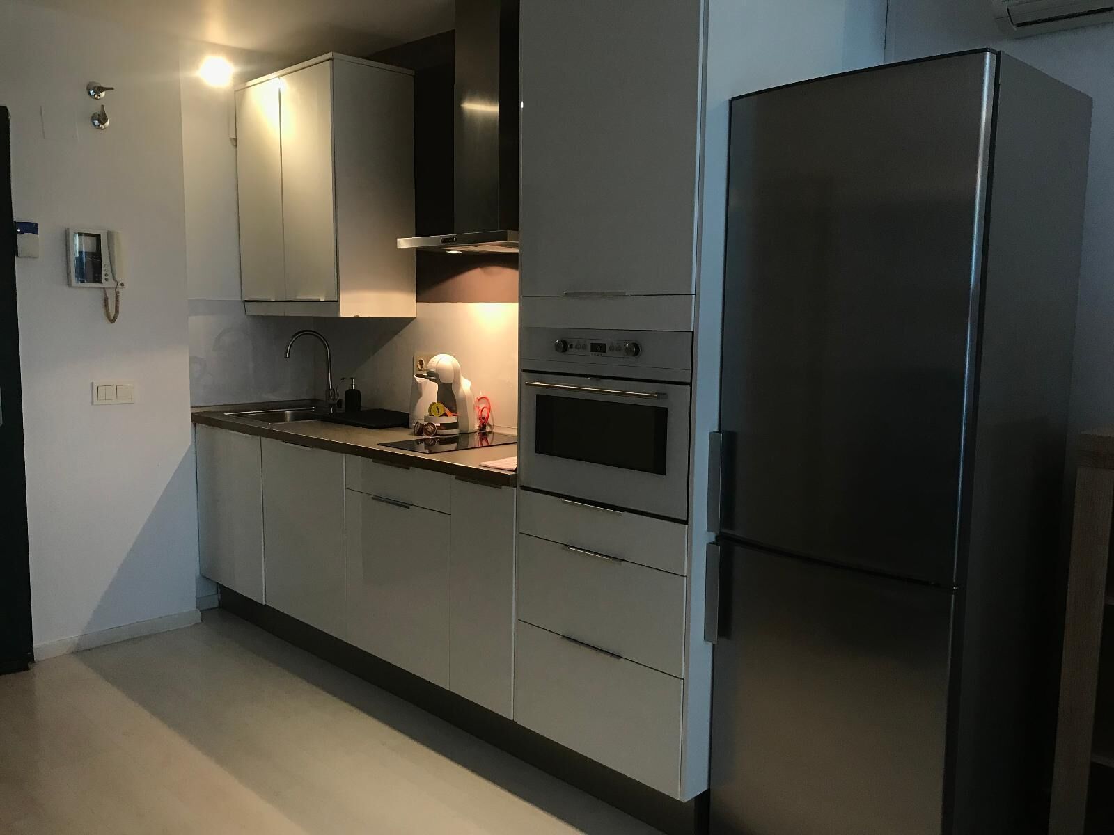 高级公寓 | 私人厨房 | 大冰箱、微波炉、炉灶、厨具/餐具