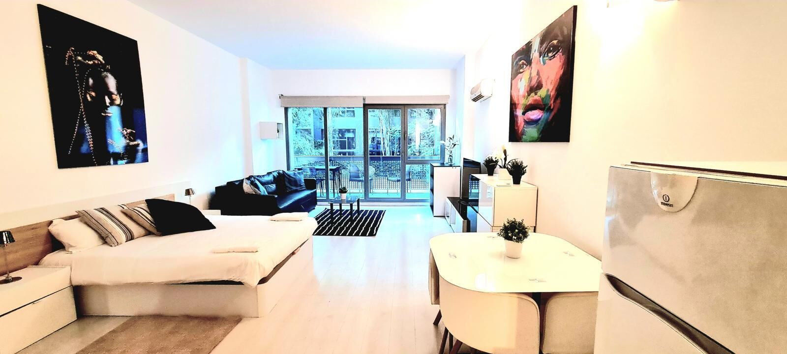 Eenvoudige loft | Woonruimte | Flatscreentelevisie