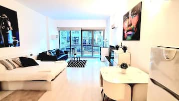 Eenvoudige loft | Woonruimte | Flatscreentelevisie