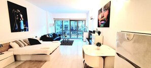 베이직 로프트 | 거실 공간 | 평면 TV