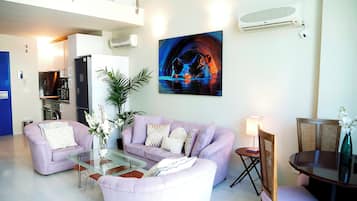 Standaard appartement | Woonruimte | Flatscreentelevisie