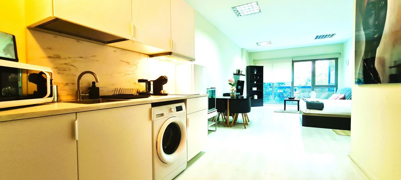 Eenvoudige loft | Woonruimte | Flatscreentelevisie