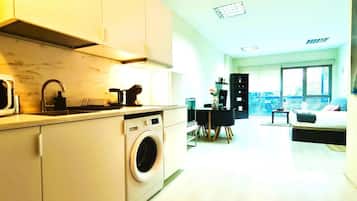 Eenvoudige loft | Woonruimte | Flatscreentelevisie