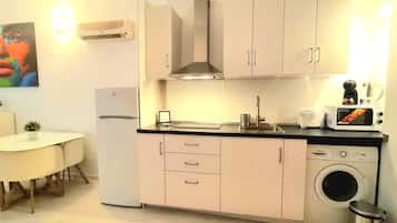 Eenvoudige loft | Privékeuken | Een koelkast met diepvriezer, een microgolfoven, een kookplaat