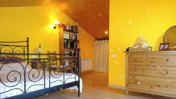 Iron/ironing board, WiFi, bed sheets