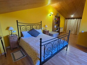 3 habitaciones, tabla de planchar con plancha, wifi y ropa de cama 