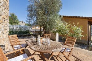 Outdoor dining - Casa Montenegro: Rural Retreat with Mountain Views, Garden, and BBQ (Las Colladas)