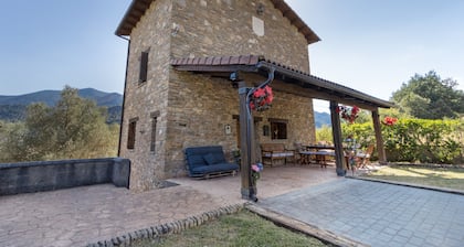 Casa Montenegro: Rural Retreat with Mountain Views, Garden, and BBQ